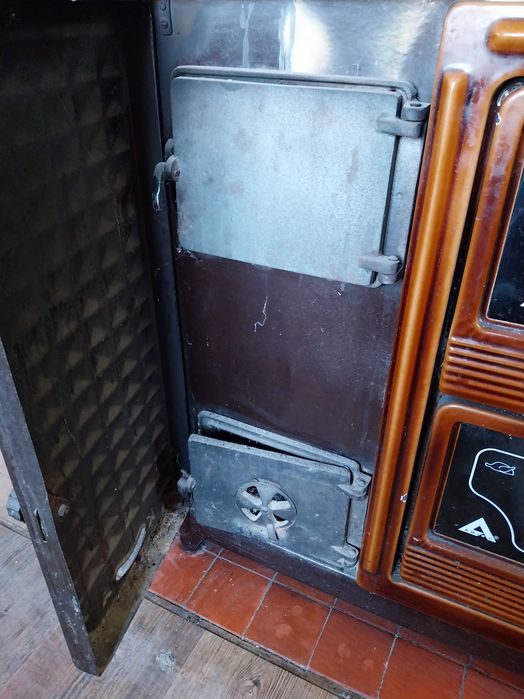 Продавам печка на твърдо гориво с водна риза