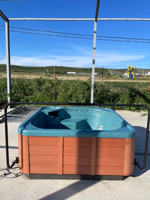 Vand jacuzzi 3-6 persoane