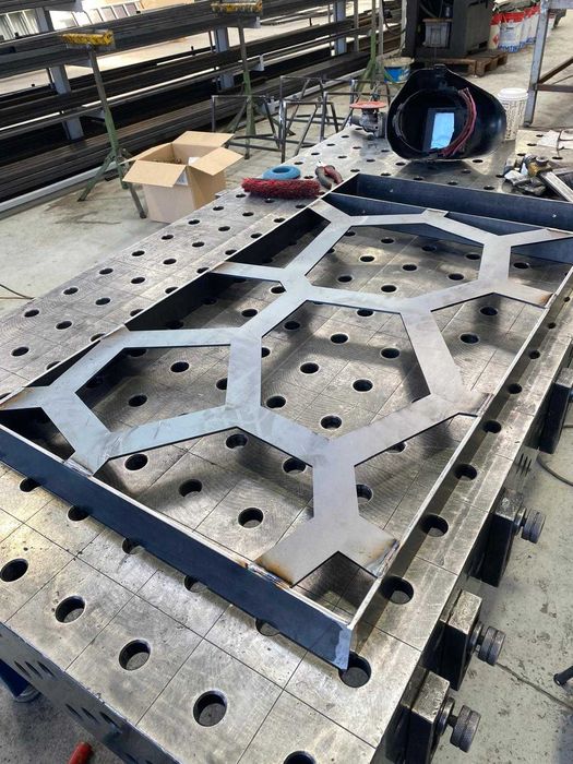 Confectii metalice pentru mobilier - cadre, rafturi, structuri custom