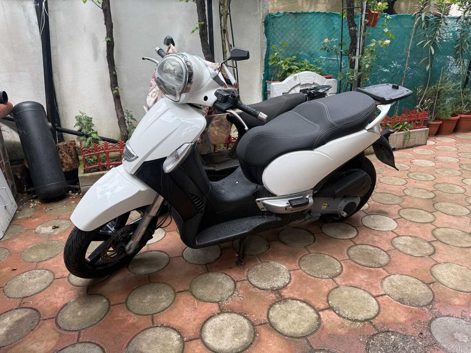Продавам скутер Aprilia Scarabeo 300i нов внос БАРТЕР