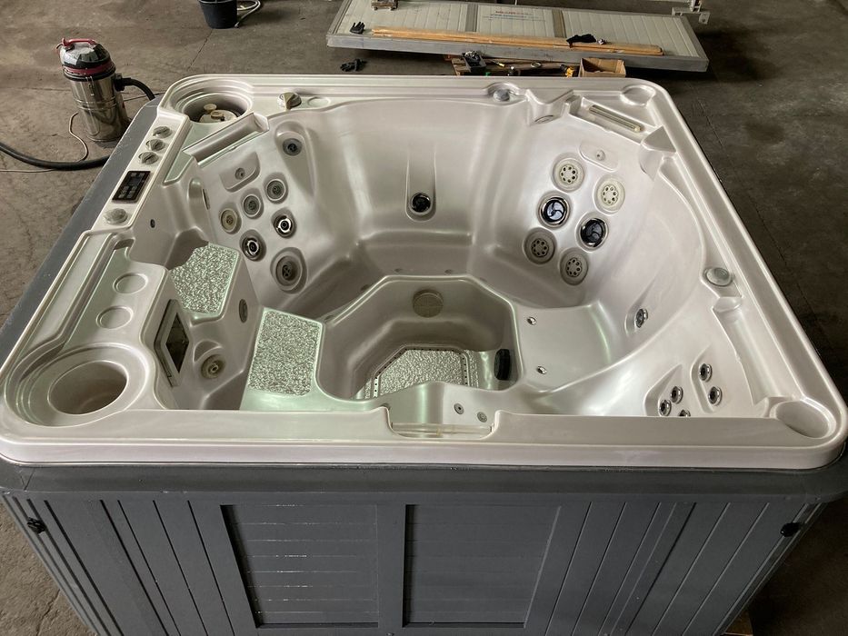 Канадско Джакузи перфектно състояние 3м гаранция с ново покривало