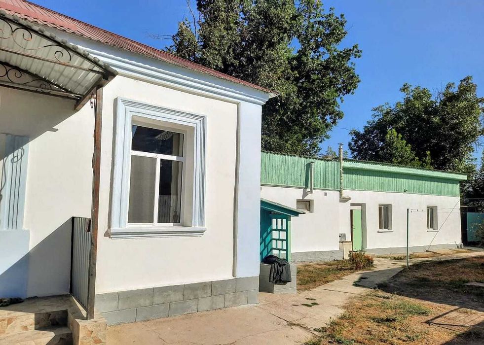 Продаю дом,  4 комнаты, в центре