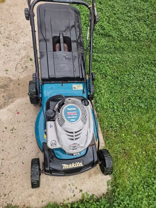 Masina de tuns iarba gazon MAKITA pe benzina BRIGGS cu tractiune cos
