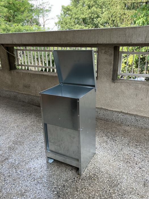 Продавам кучешка хранилка