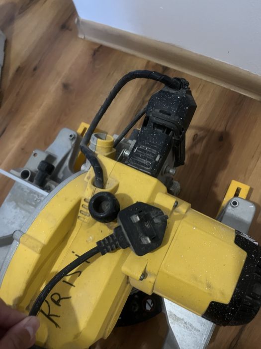 Настолен циркуляр Dewalt DW 777