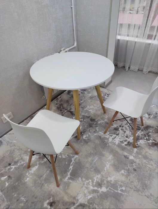 Продается стол с двумя стульями