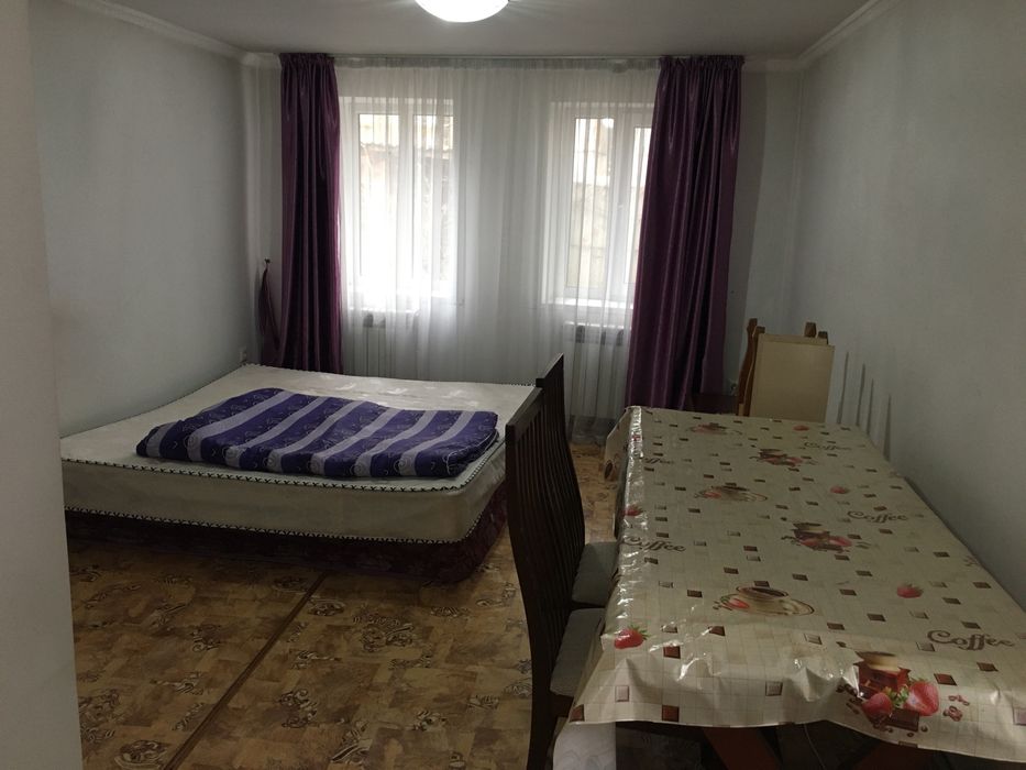 Домик, в Каскелене, рядом два магазина.