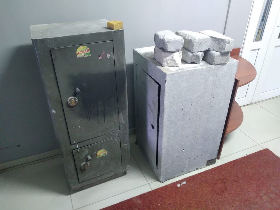 Продам сейф 2 шт