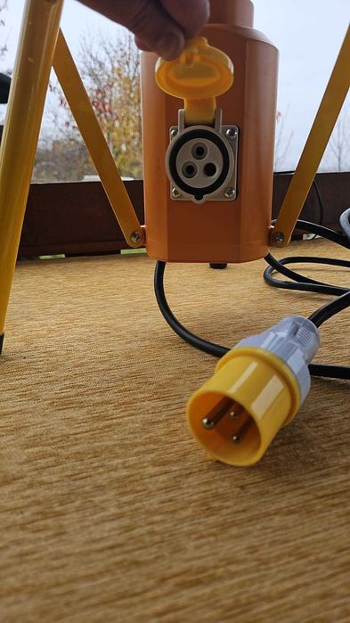 Lumina de santier pe stativ