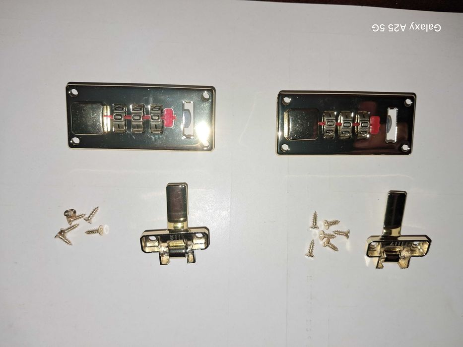 Продавам комплект от 2 броя нови ключалки с шифър за куфарче