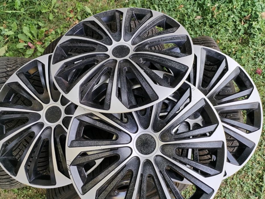 Roți de mașină  echipate cu cauciucuri de iarnă