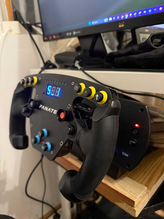 Fanatec CSL Elite + Volan ClubSport Steering Wheel F1® Esports V1 QR1