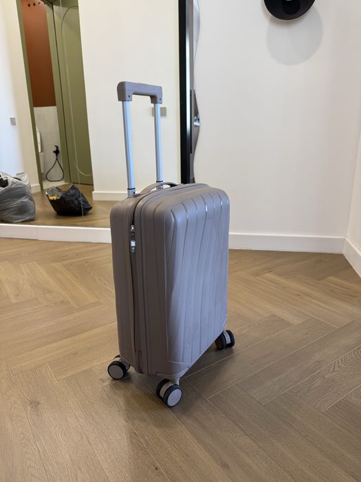 Продам Чемодан S размер