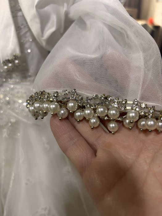 Нарядное красивое платье белый