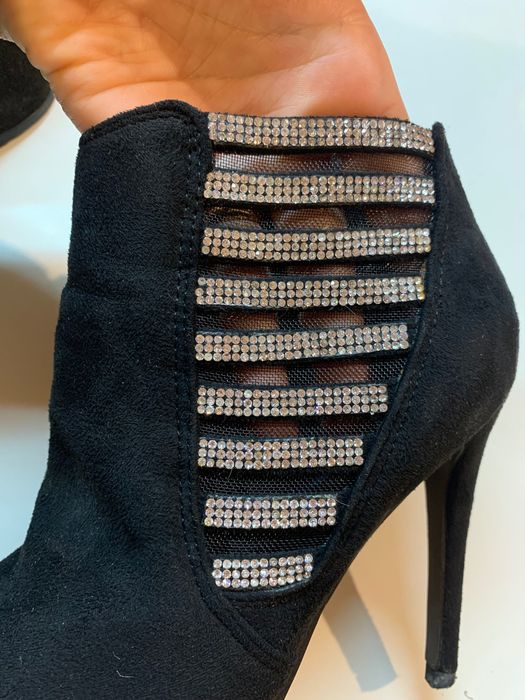 Боти с акцент камъни