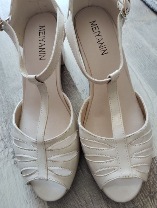 Sandale mărimea 40.