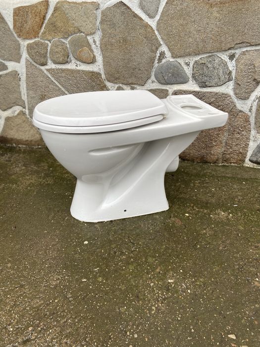 Мивки .Тоалетна чиния и казанчета..