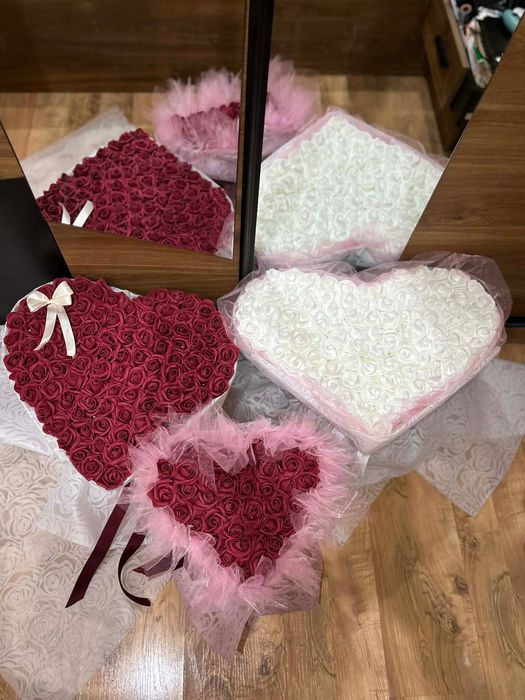 Букет от вечни рози и светещи пеперуди