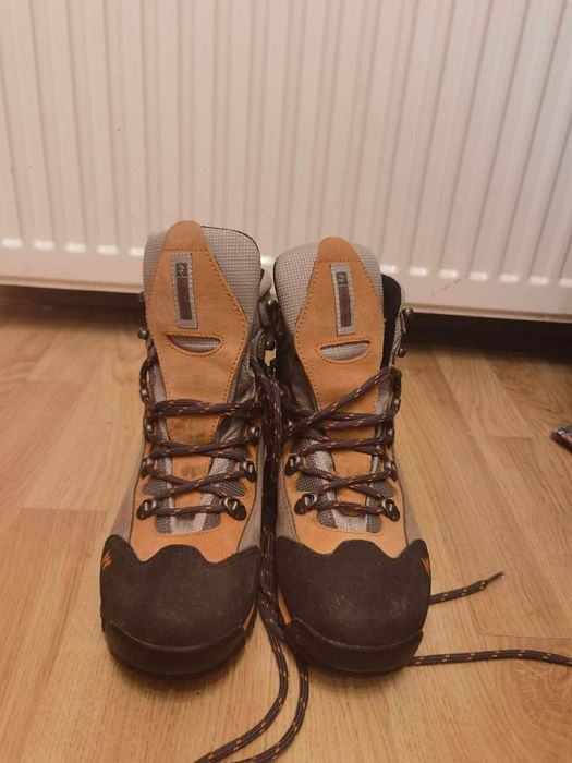 Bocanci de munte Quechua Forclaz – piele, impermeabili, talpa aderenta