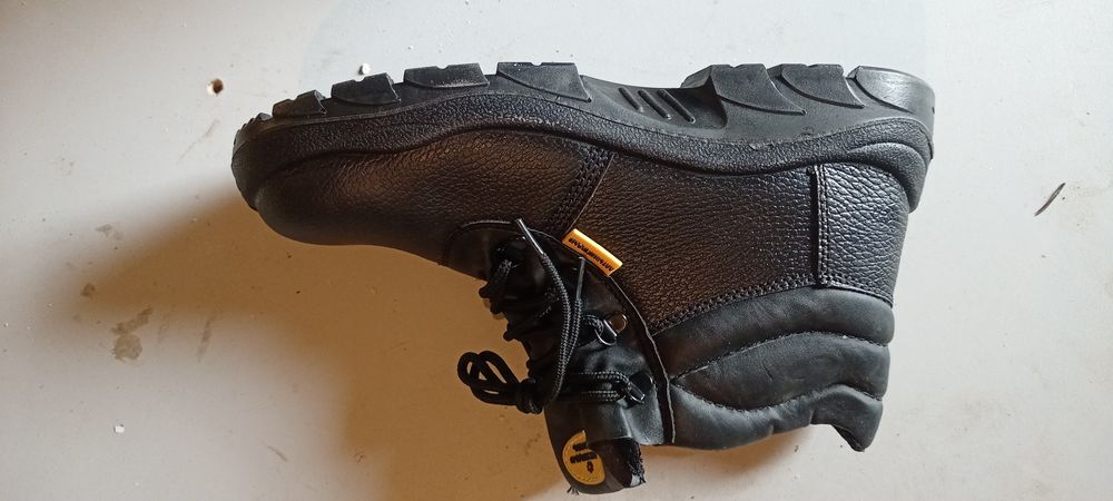 Продам ботинки с металлическими подноском