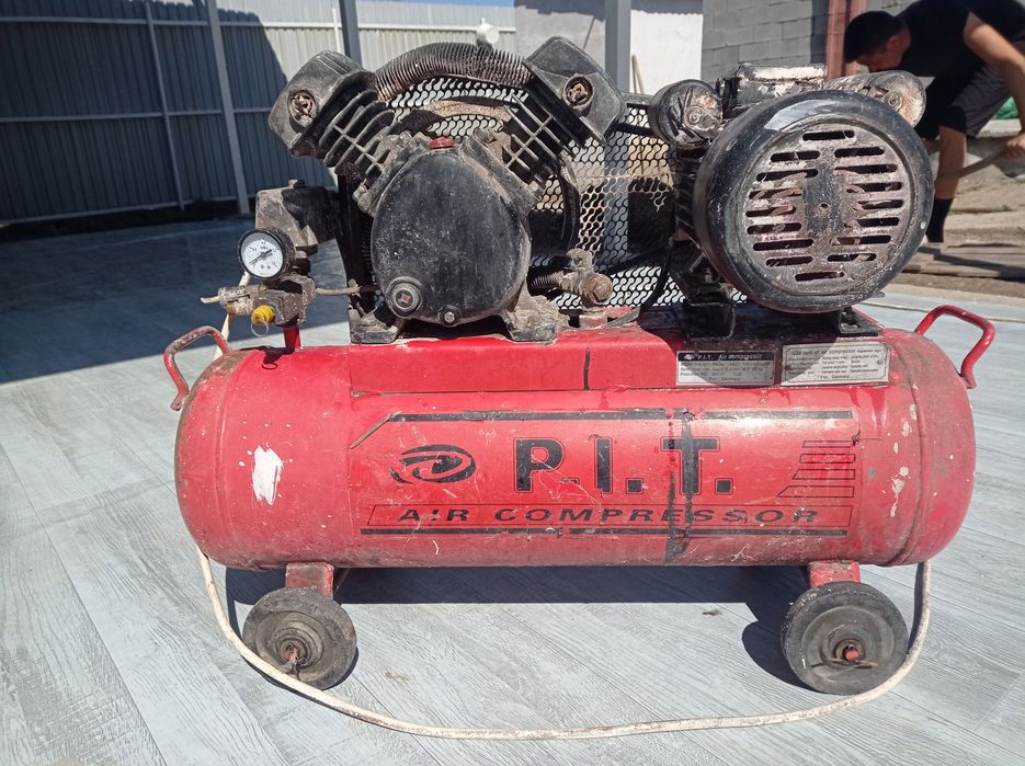 Воздушный компрессор 100 л рабочий.