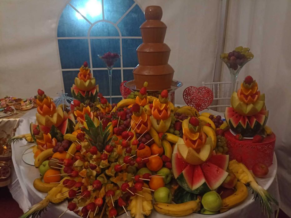 Fantana de ciocolata si bar fructe pentru copii si nu numai