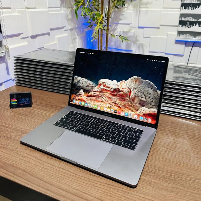 MacBook Pro 16” (2019) — Intel i7 / 16GB / 512GB