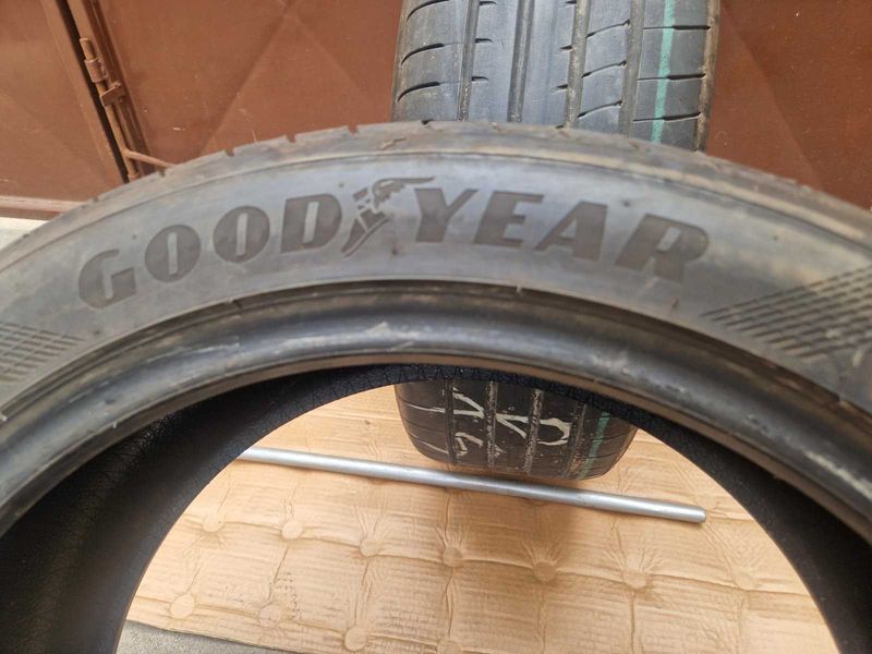 2 Goodyear R19 235/45
летни гуми 
DOT3123