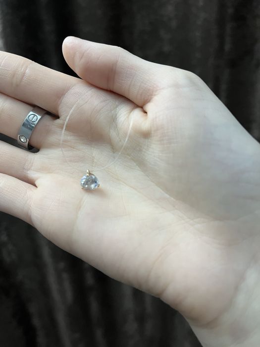 Золотая подвеска на леске