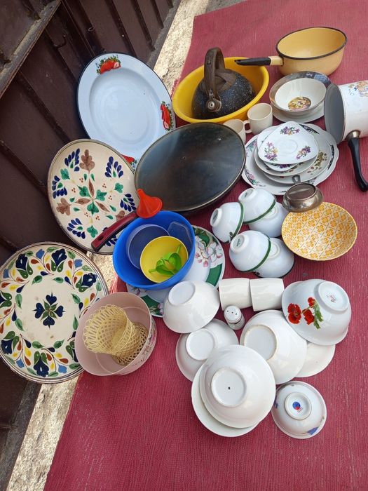 На кухню - посуда .