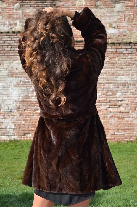 Haina blana lunga de nurca [Amanet Club Caro]