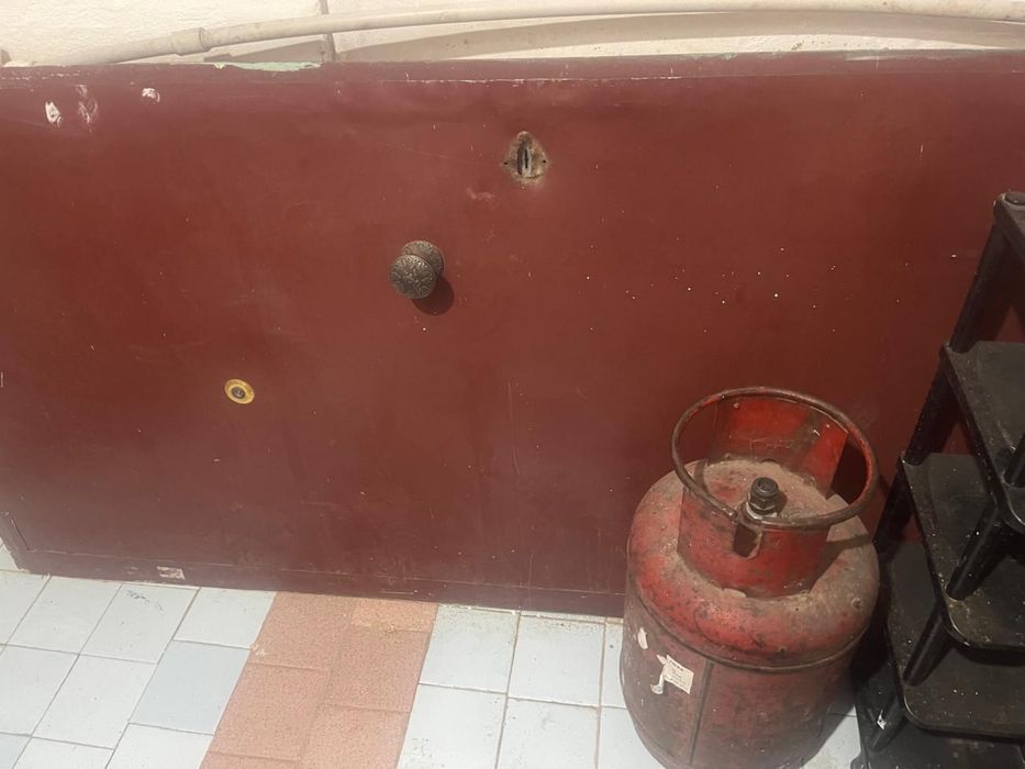 Железная.   дверь