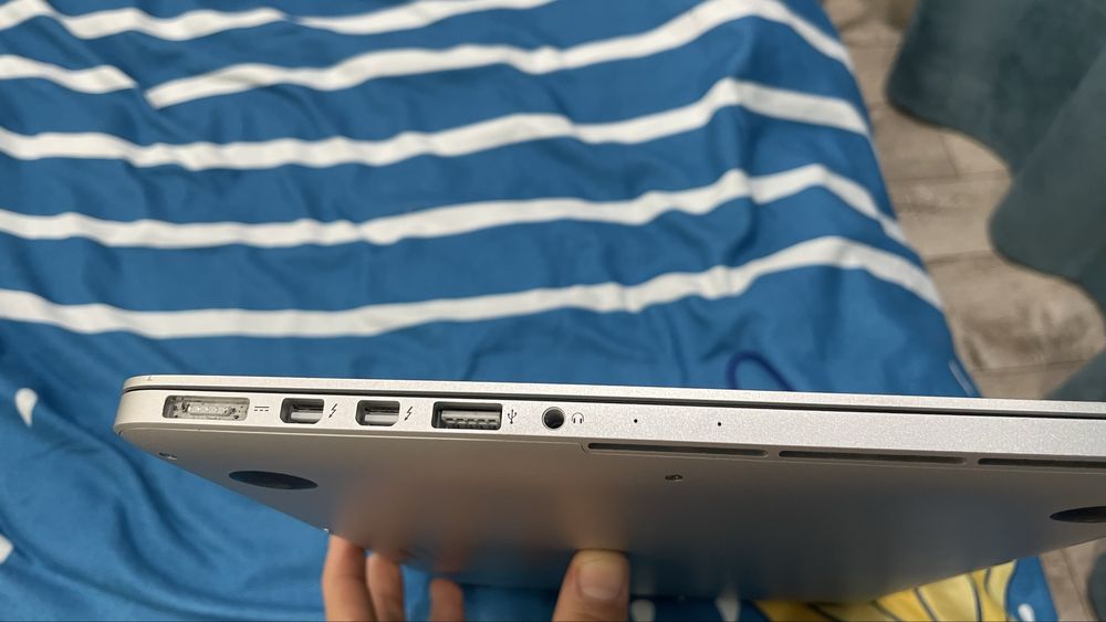 продам макбук на запчасти