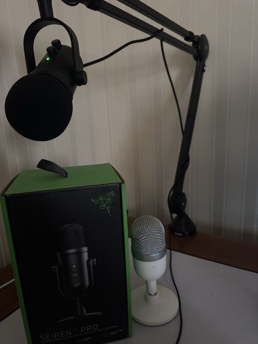 Razer seiren v2 pro/Razer Kiyo Mini in white/Rode microphone stand