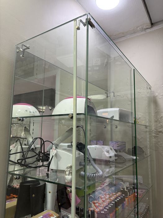 Витрина, шкаф со стеклянными полками