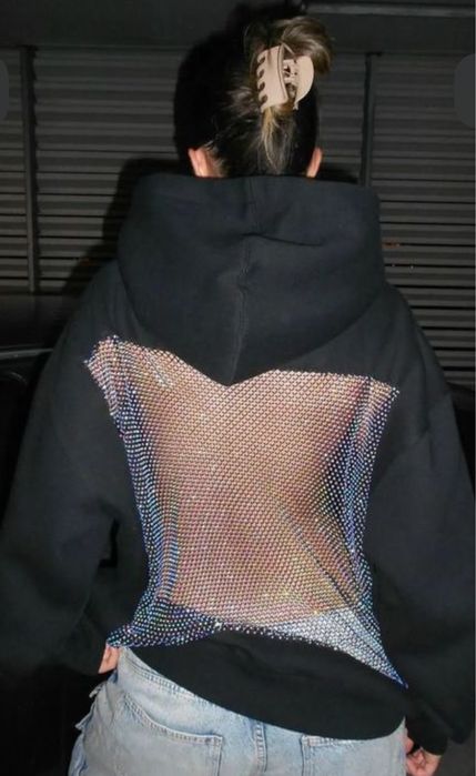 Трендовое худи с открытой спиной в Караганде