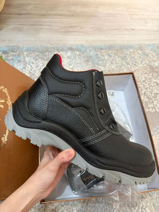 Продам спец ботинку 42 размер