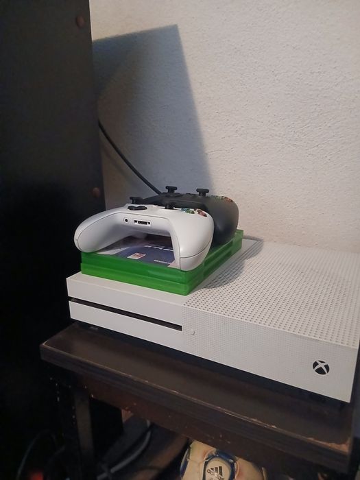 Consolă Microsoft Xbox One S 1TB + 2 controlere și 2 jocuri