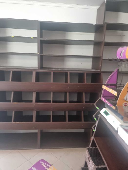 Стелажи за зоомагазин