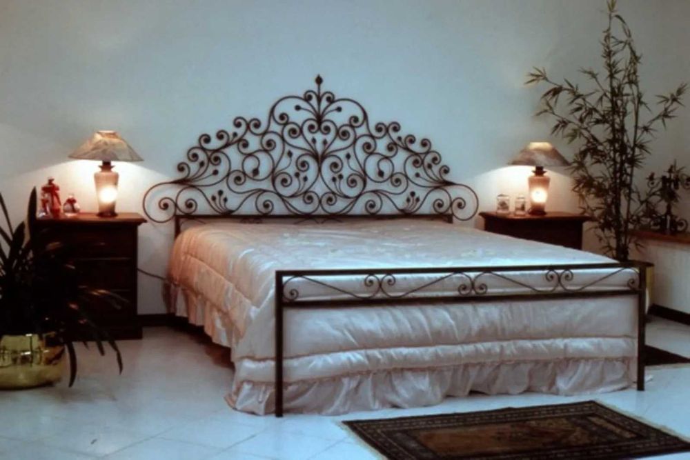 Кровать из металла.