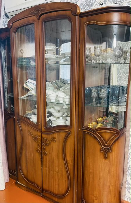 Продается спальный гарнитур с сервантом
