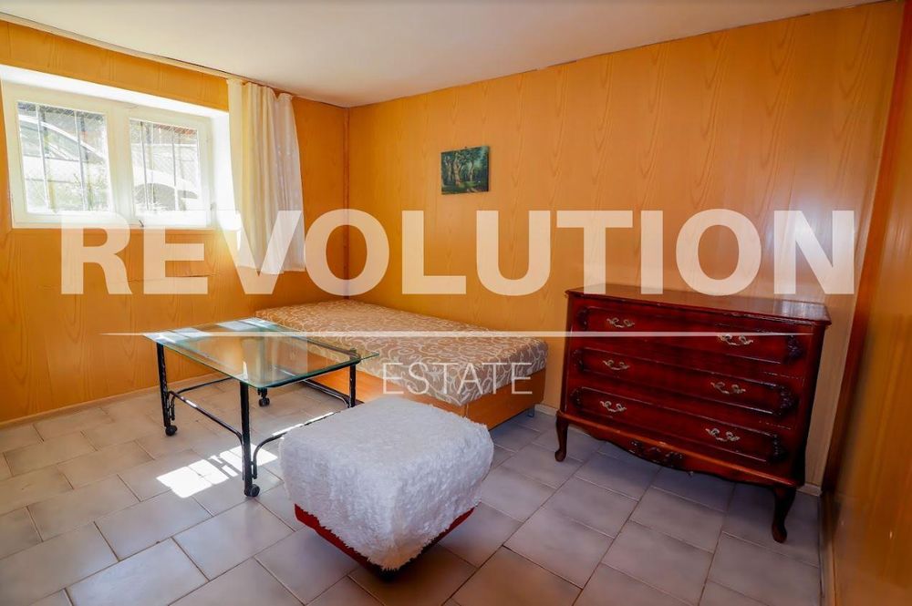 Тристаен апартамент в района на Цветен квартал!