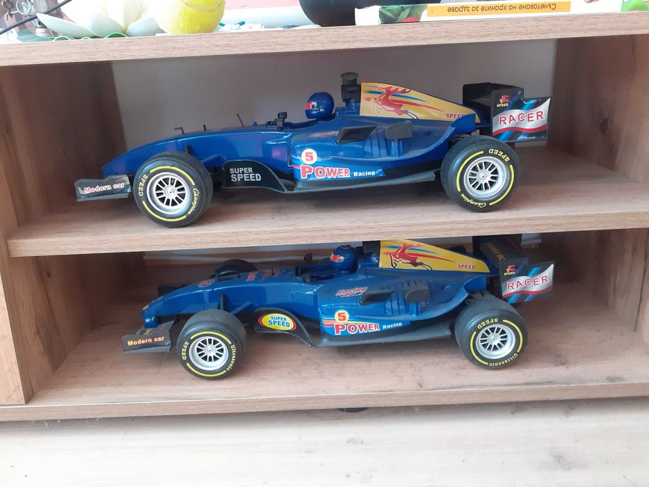 продавам  два болида от  формула 1