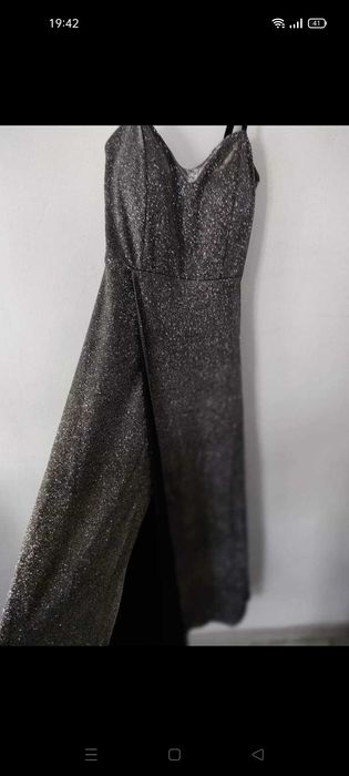 Бална рокля в тъмно сиво с блясък.