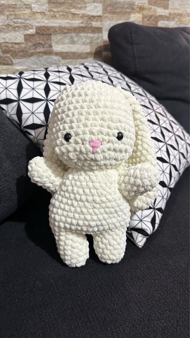 Ръчно изработени плетени зайчета- смяна на цвят и добавки налични.