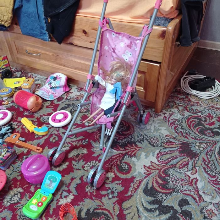 Коледна къщичка с детски играчки