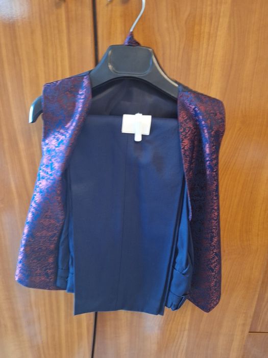 Titlu: Costum elegant băieți (sacou + vestă + pantaloni) – ocazii speciale

Preț: (completează prețul)

Descriere:
Vând costum elegant pentru băieți,