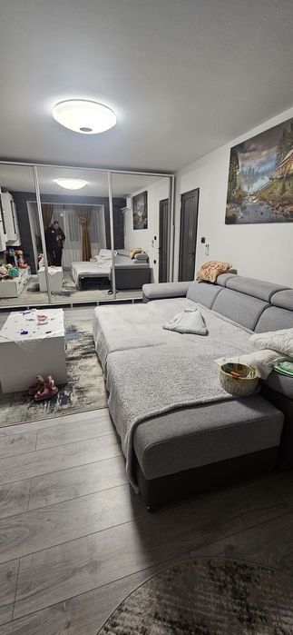 Închiriez apartament cu doua camere