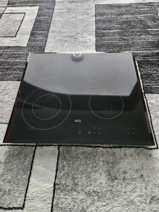 Vând plită vitroceramică AEG, stare perfectă de funcționare.