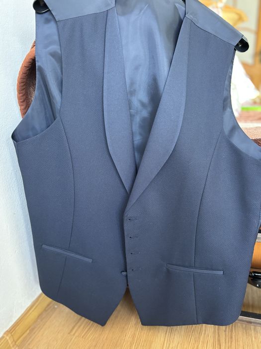 Costum bărbătesc bleumarin – elegant și versatil